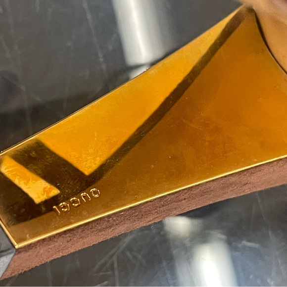 GUCCI. NEVER WORN Suede Platform Sand Pelle
New Chocolate Sandal Size 36.5 - Picture 8 of 9